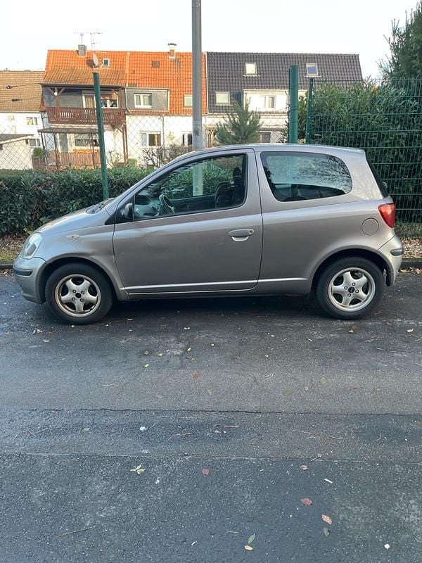 Grau Gebraucht 2005 Toyota Yaris Kleinwagen | 2.000 € (Fairer Preis) - Bild 1/4