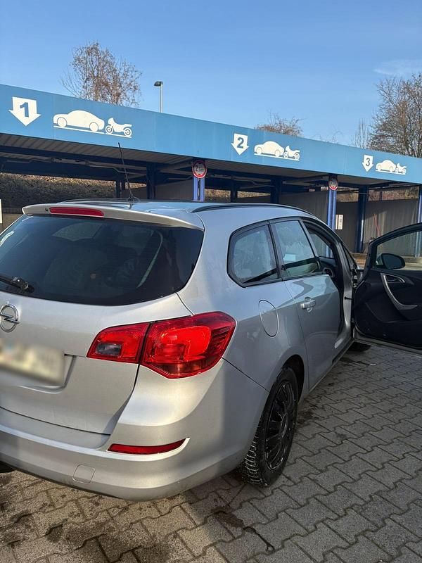 Gebraucht Opel Astra 100 PS (73 kW) 2012 Silber Limousine