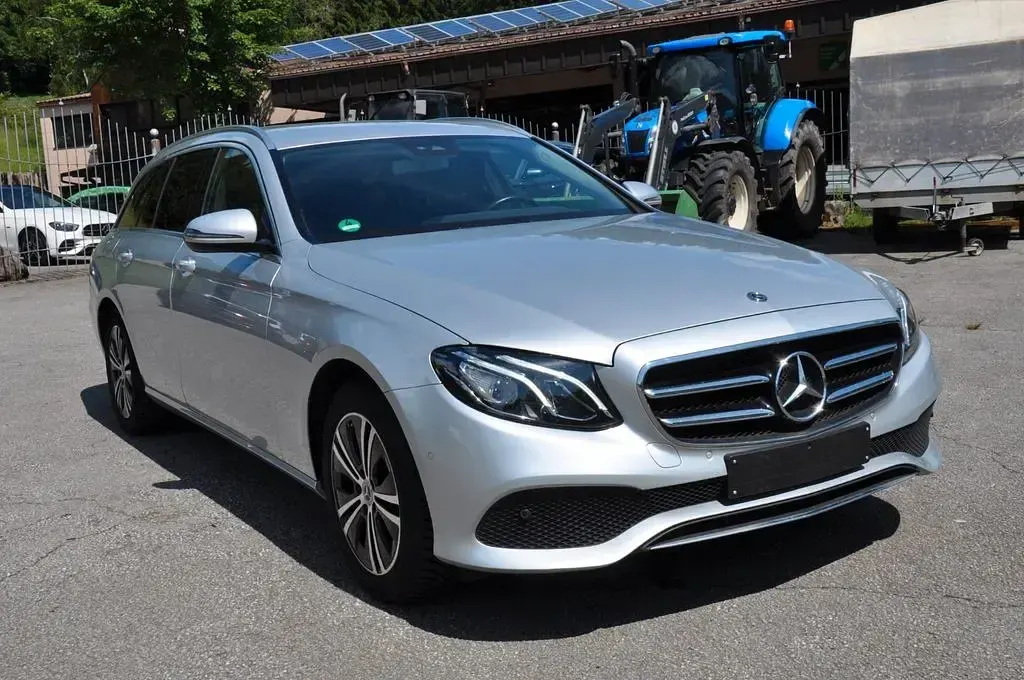 Gebraucht Mercedes E220 Avantgarde 194 PS (142 kW) 2020 Silber Limousine