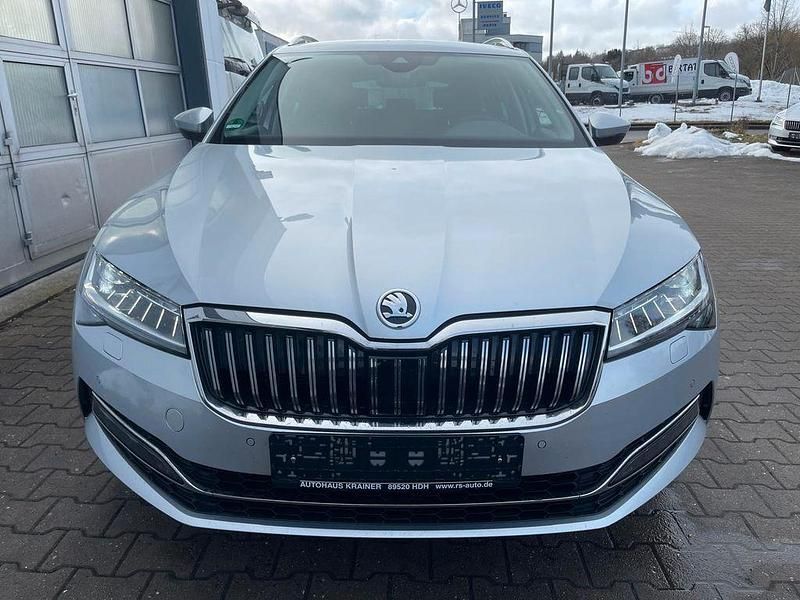 Gebraucht Skoda Superb Style 200 PS (147 kW) 2022 Stribrna brilliant/ brilliants Kombi