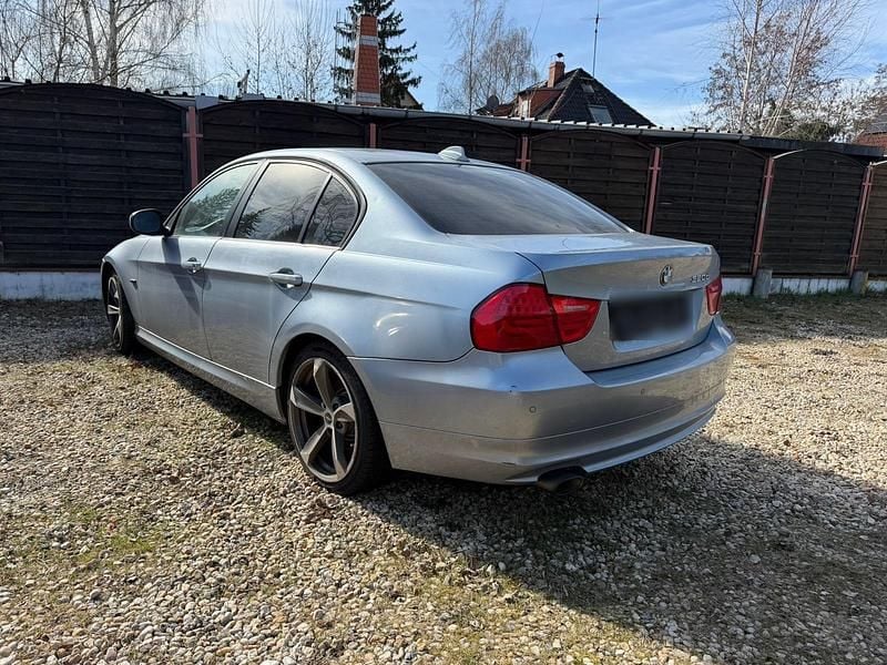 Gebraucht BMW 320 177 PS (130 kW) 2010 Blau Limousine