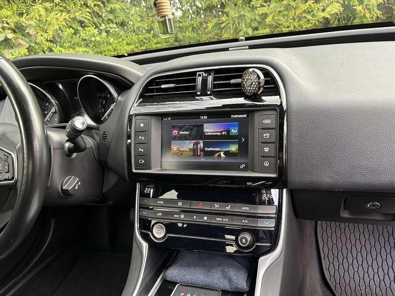 Używany Jaguar XE Pure 241 KM (177 kW) 2016 Zielony Sedan/Limuzyna