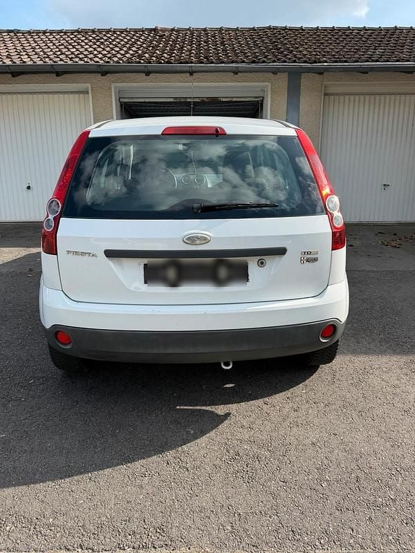 Gebraucht Ford Fiesta 68 PS (50 kW) 2009 Weiß Kleinwagen