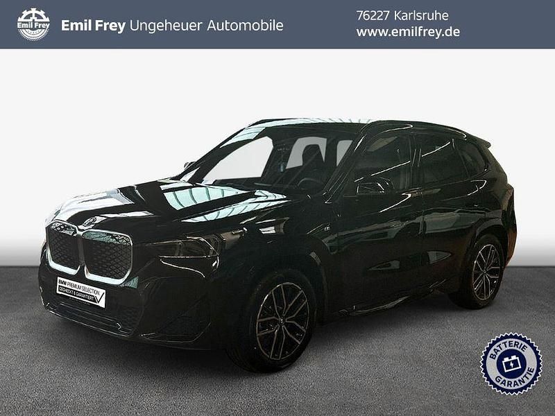 Saphirschwarz metallic Neu 2025 BMW iX1 M Sport SUV | 58.990 € (Etwas zu teuer) - Bild 1/2