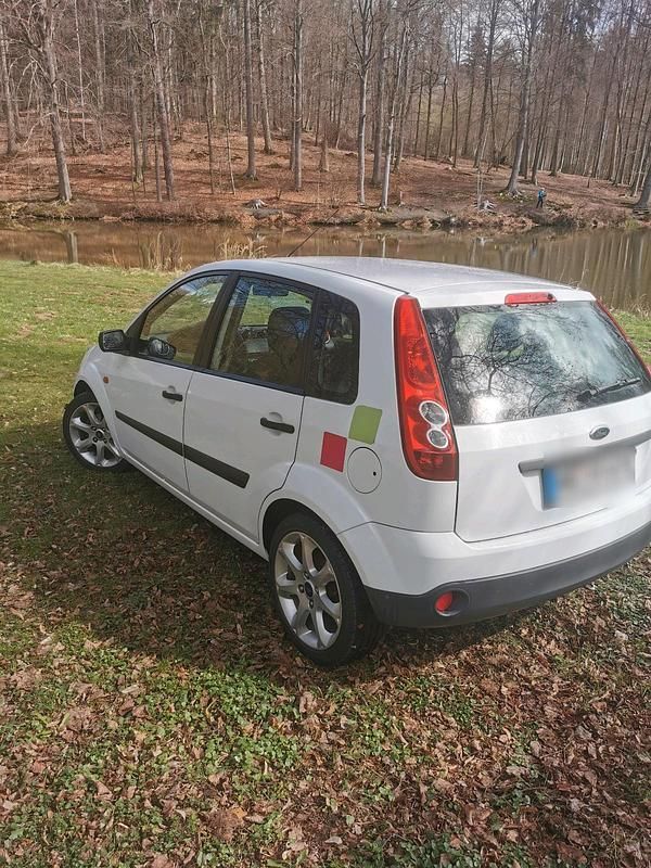 Gebraucht Ford Fiesta 69 PS (50 kW) 2006 Weiß Kleinwagen