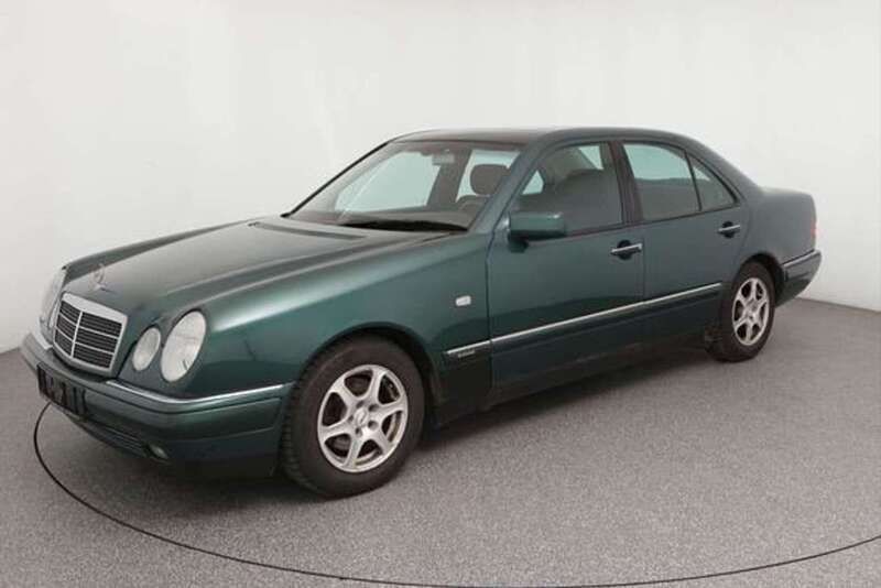 Grün Gebraucht 1999 Mercedes E240 Elegance Limousine | 1.900 € - Bild 1/4