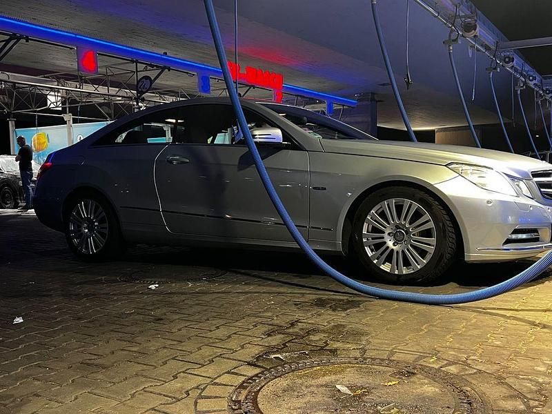 Silber Gebraucht 2011 Mercedes E200 Coupé | 11.000 € (Guter Preis) - Bild 1/4