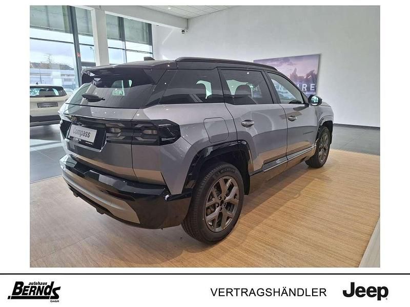 Neu Jeep Compass 136 PS (100 kW) 2025 Yosemite grey mit dach schwarz SUV