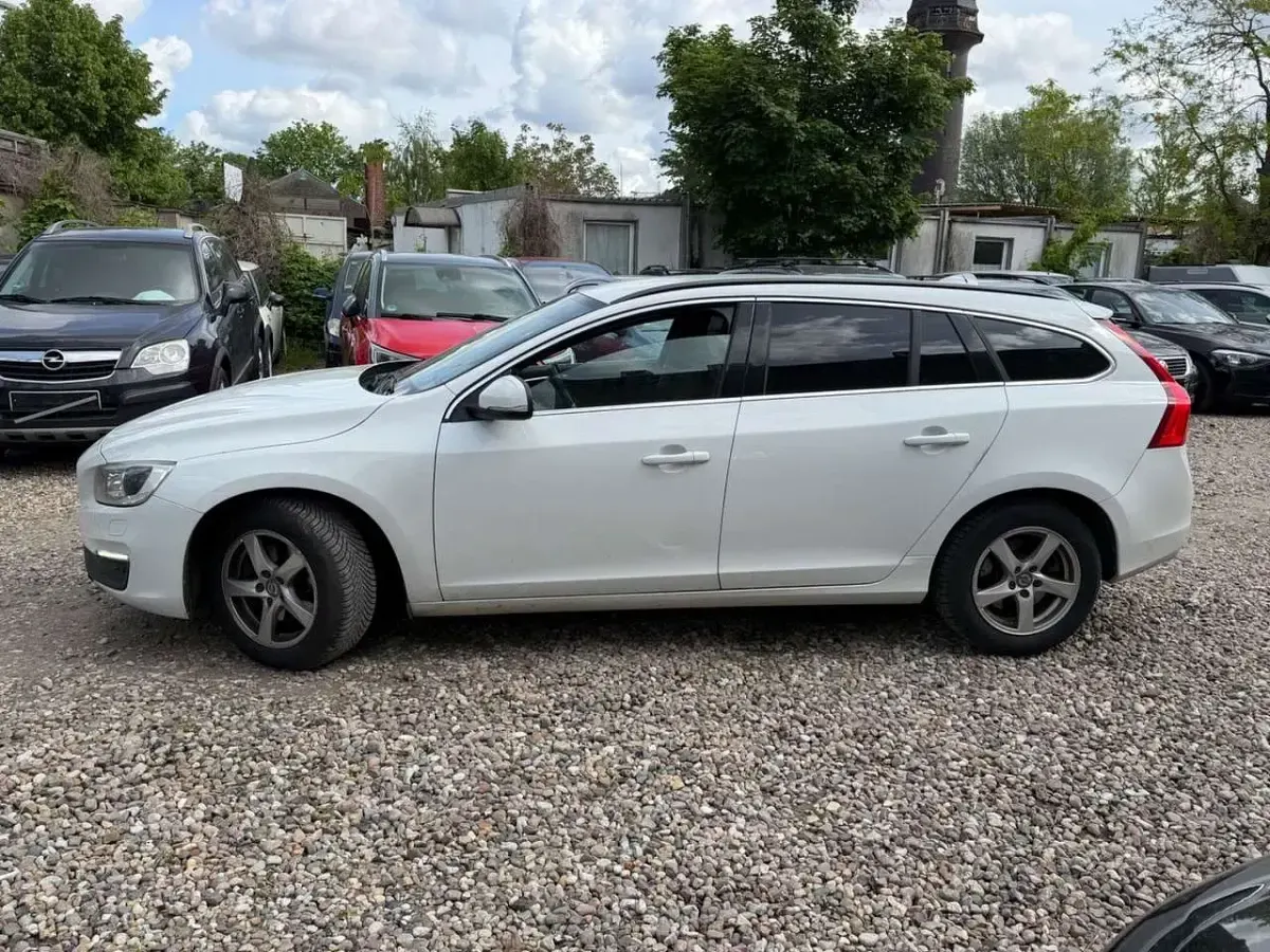 Gebraucht Volvo V60 Momentum 120 PS (88 kW) 2016 Weiß Kombi