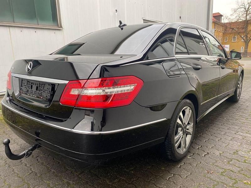 Second-hand Mercedes E200 Elegance 136 CP (100 kW) 2012 Negru Berlinǎ