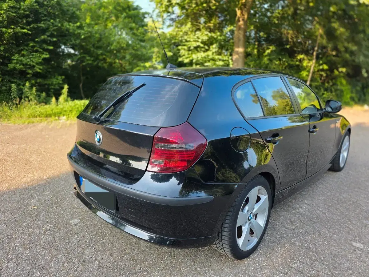 Gebraucht BMW 116 122 PS (89 kW) 2011 Schwarz Kleinwagen