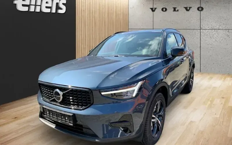 Neu Volvo XC40 Plus 163 PS (119 kW) 2026 Blau SUV