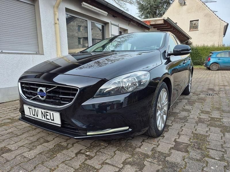 Gebraucht Volvo V40 Momentum 114 PS (83 kW) 2014 Schwarz Limousine