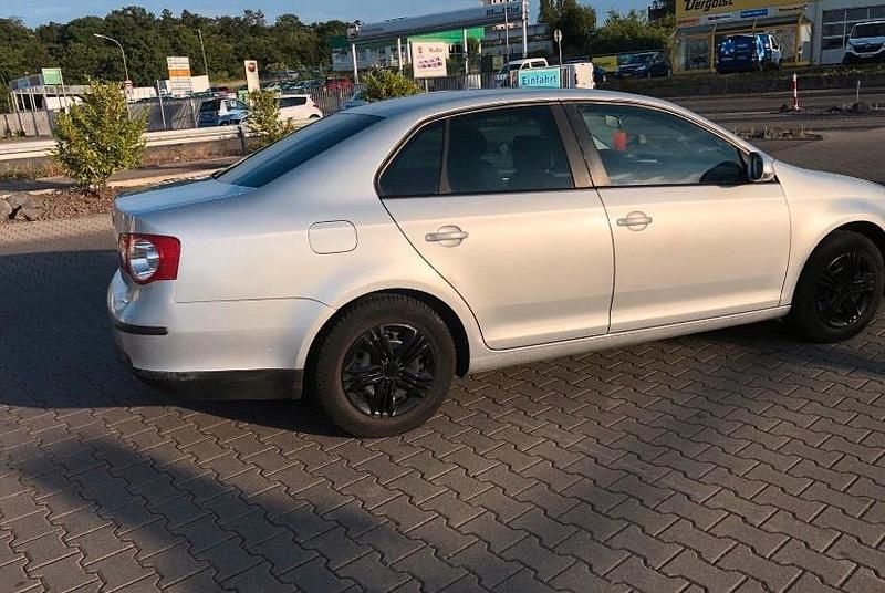 Gebraucht VW Jetta 102 PS (75 kW) 2006 Silber Limousine