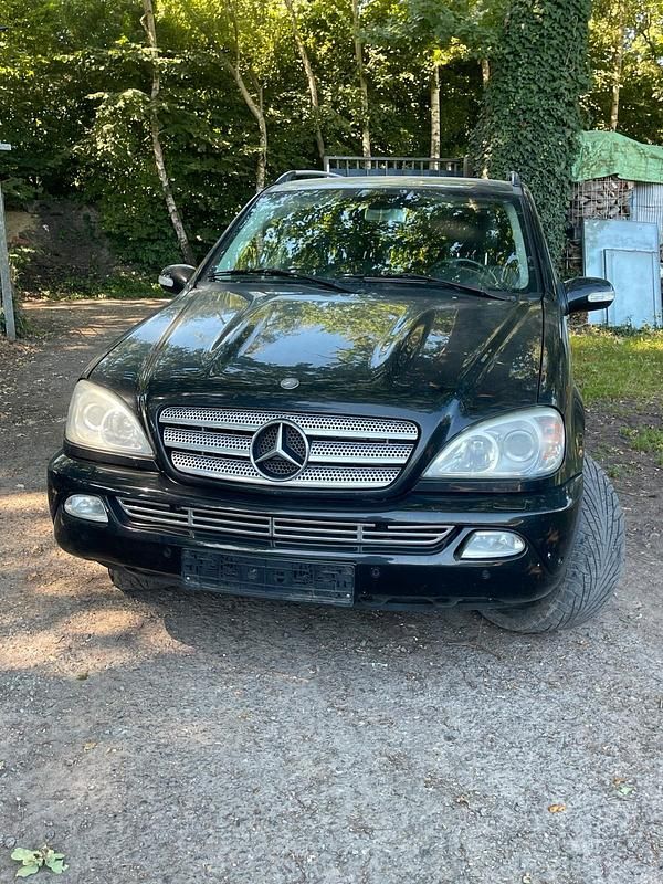 Schwarz Gebraucht 2004 Mercedes ML270 SUV | 3.300 € - Bild 1/4