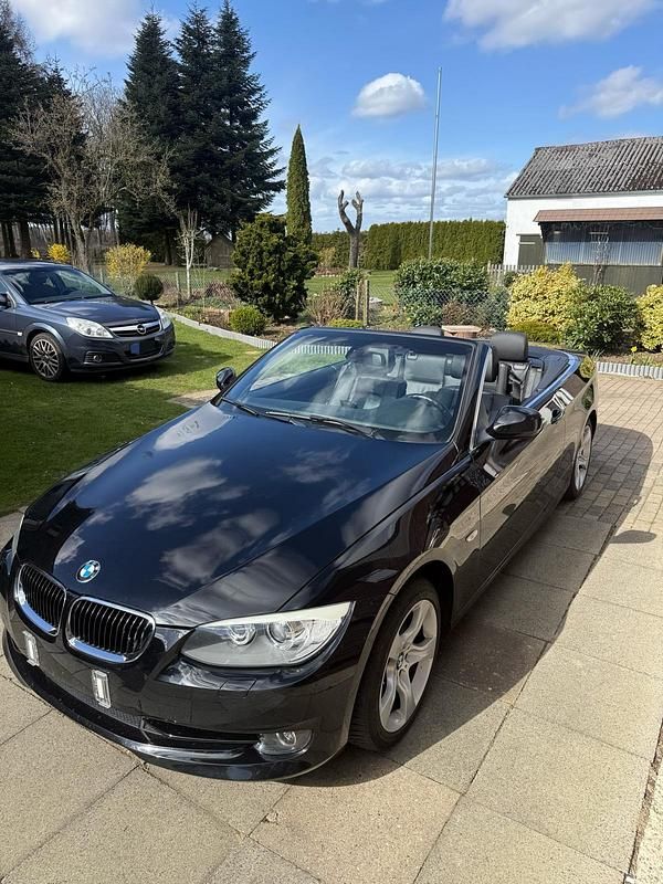 Gebraucht BMW 318 Cabriolet 143 PS (105 kW) 2010 Schwarz Cabrio