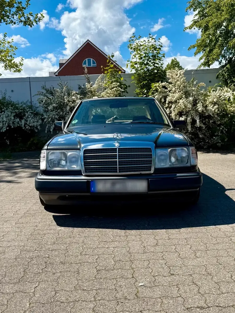 Gebraucht Mercedes E230 132 PS (97 kW) 1991 Schwarz Limousine