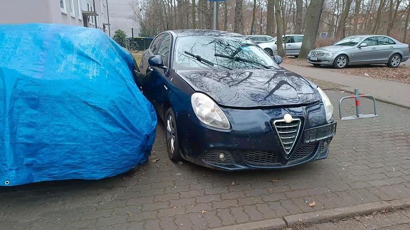 Blau Gebraucht 2011 Alfa Romeo Giulietta Limousine | 1.600 € (Fairer Preis) - Bild 1/4