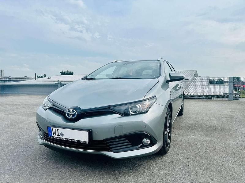 Silber Gebraucht 2018 Toyota Auris Hybrid Team Kombi | 13.000 € (Superpreis) - Bild 1/4