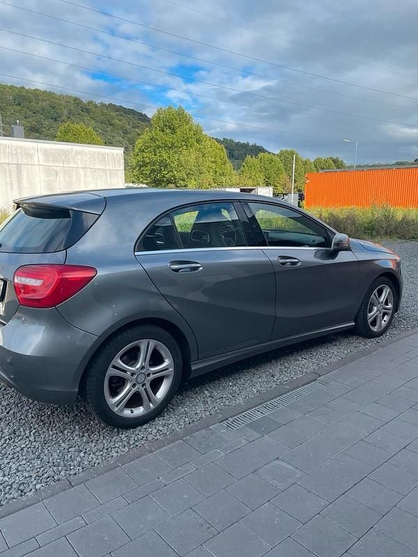 Silber Gebraucht 2015 Mercedes A180 Limousine | 9.250 € (Guter Preis) - Bild 1/4
