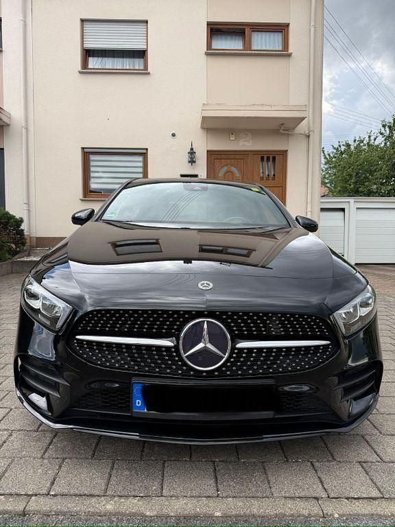 Schwarz Gebraucht 2018 Mercedes A200 AMG line Limousine | 20.500 € (Guter Preis) - Bild 1/4