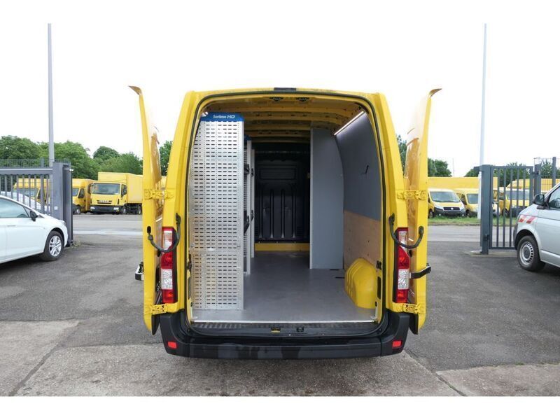 Gelb Gebraucht 2017 Renault Master Van | 17.731 € (Etwas zu teuer) - Bild 1/4