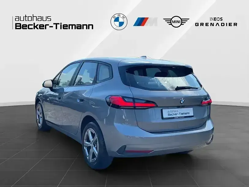 Gebraucht BMW 220 Active Tourer Sport Line 156 PS (114 kW) 2023 Skyscraper grau Van / Kleinbus