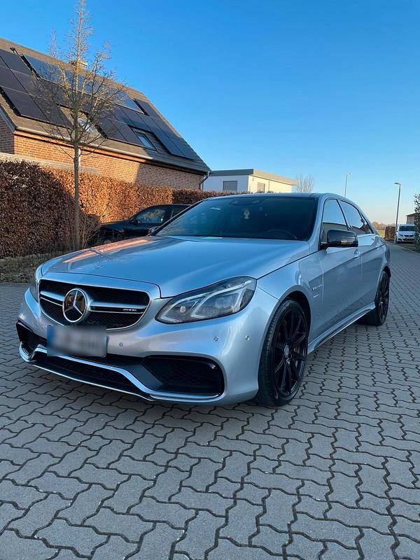 Silber Gebraucht 2014 Mercedes E63S AMG AMG Limousine | 42.000 € (Fairer Preis) - Bild 1/4