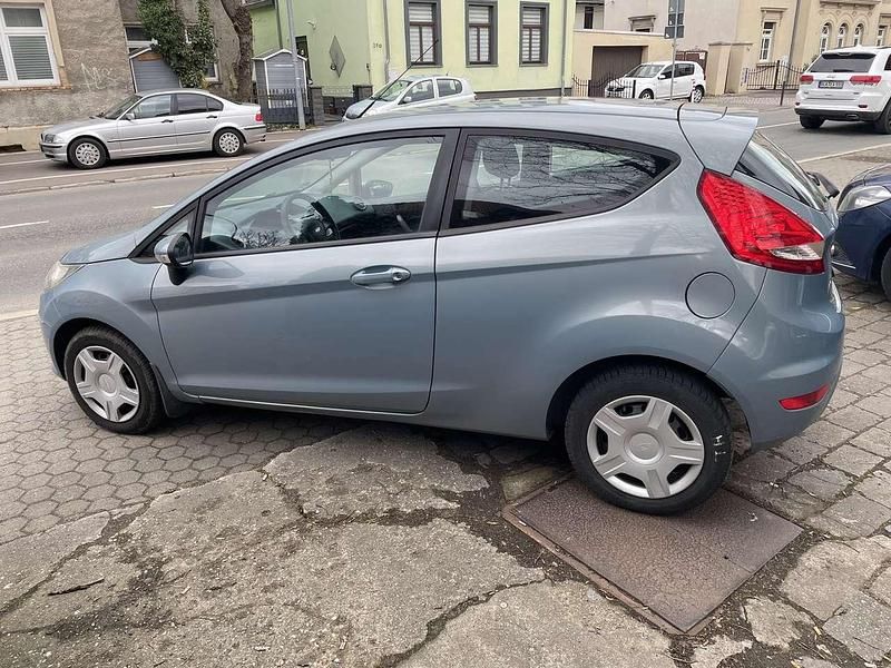 Gebraucht Ford Fiesta Ambiente 82 PS (60 kW) 2009 Blau Kleinwagen