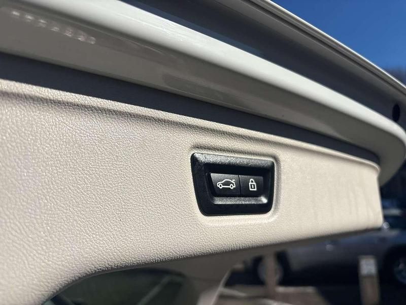 Gebraucht BMW 330e Sport Line 252 PS (185 kW) 2022 Alpinweiß uni Kombi