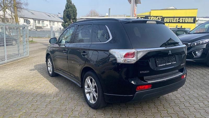Gebraucht Mitsubishi Outlander Intense 150 PS (110 kW) 2013 Pantherschwarz (p) SUV