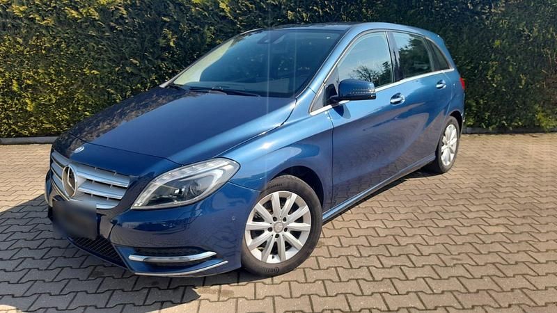 Gebraucht Mercedes B200 156 PS (114 kW) 2012 Blau Van / Kleinbus
