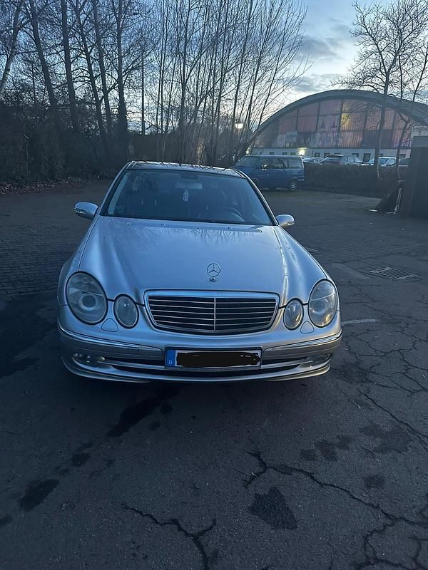 Silber Gebraucht 2002 Mercedes E320 Avantgarde Limousine | 3.800 € - Bild 1/4