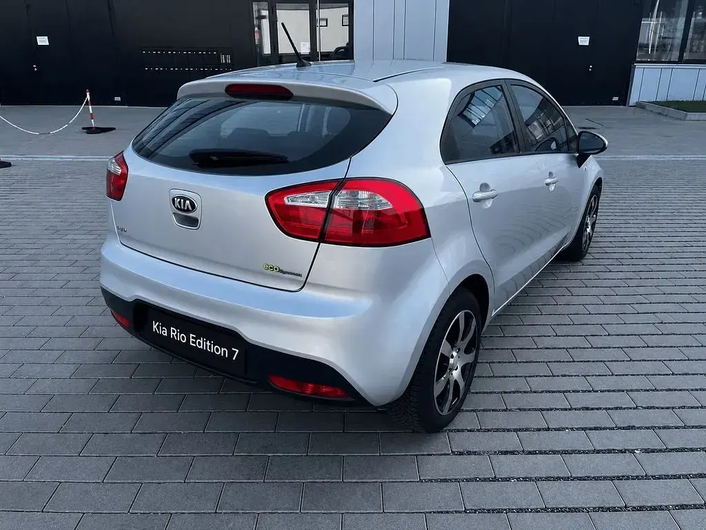 Gebraucht Kia Rio Edition 7 75 PS (55 kW) 2014 Silber Limousine