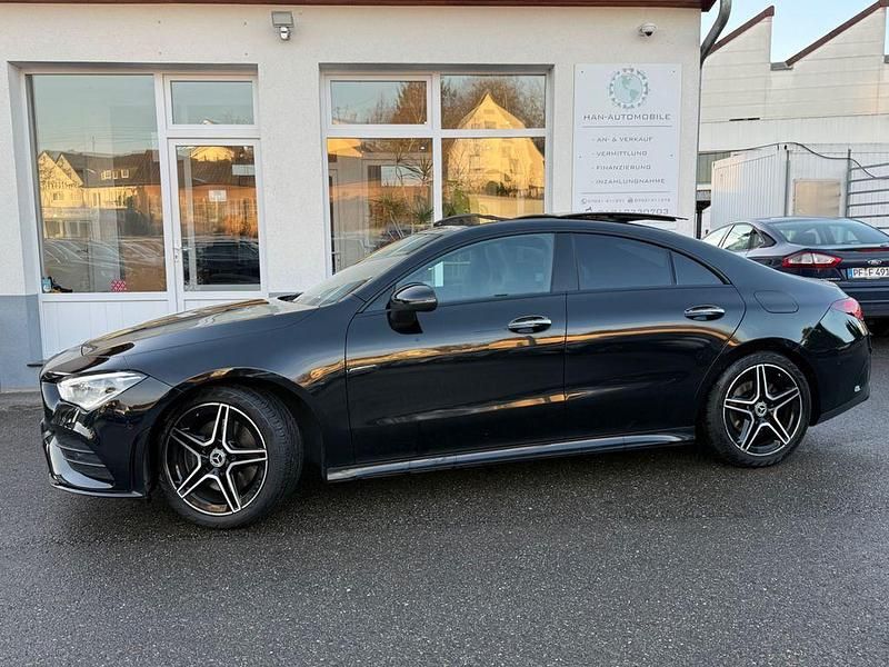 Kosmosschwarz metalliclack Gebraucht 2020 Mercedes CLA200 AMG line Limousine | 29.990 € (Fairer Preis) - Bild 1/4