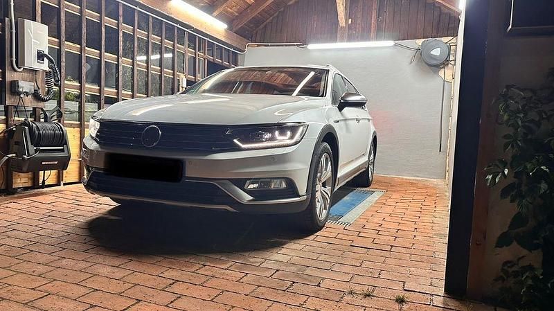 Weiß Gebraucht 2016 VW Passat Alltrack Kombi | 21.500 € (Etwas zu teuer) - Bild 1/4
