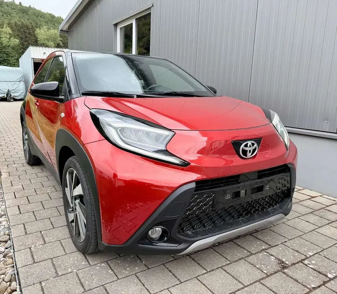 Gebraucht Toyota Aygo X X-plore 72 PS (52 kW) 2024 Chili red (3u4)/ black mica (2 SUV