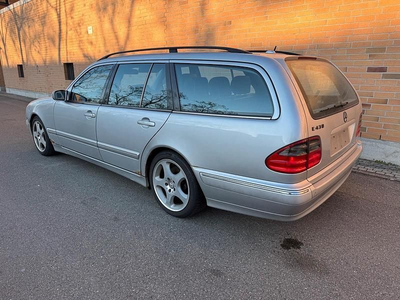 Silber Gebraucht 1999 Mercedes E430 Limousine | 3.333 € - Bild 1/4