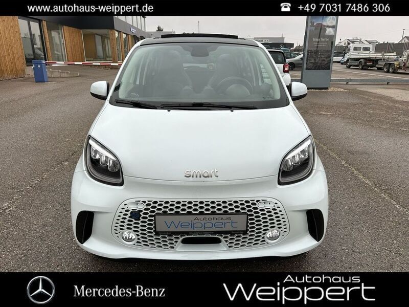 Weiß Gebraucht 2021 Smart ForFour Electric Drive Prime Exclusive Limousine | 16.950 € (Teuer) - Bild 1/4
