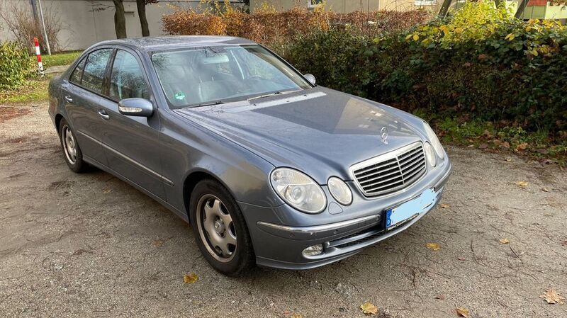Blau Gebraucht 2003 Mercedes E240 Avantgarde Limousine | 7.777 € (Fairer Preis) - Bild 1/4