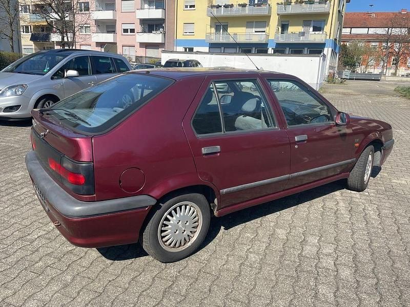 Second-hand Renault 19 90 CP (66 kW) 1993 Roșu Berlinǎ