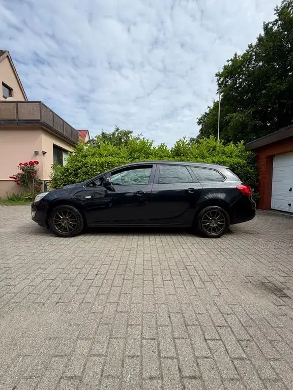 Gebraucht Opel Astra Edition 101 PS (74 kW) 2011 Schwarz Kombi