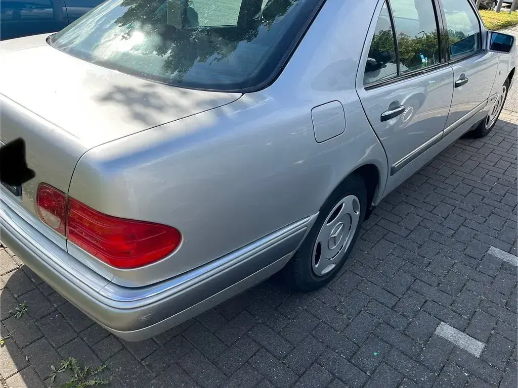 Gebraucht Mercedes E200 Elegance 136 PS (100 kW) 1997 Silber Limousine