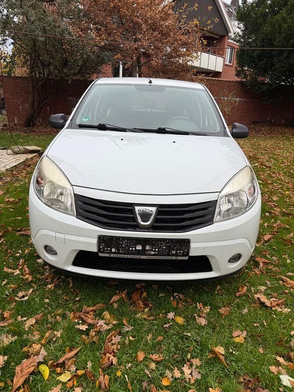 Weiß Gebraucht 2012 Dacia Sandero Ambiance Limousine | 3.499 € (Guter Preis) - Bild 1/4