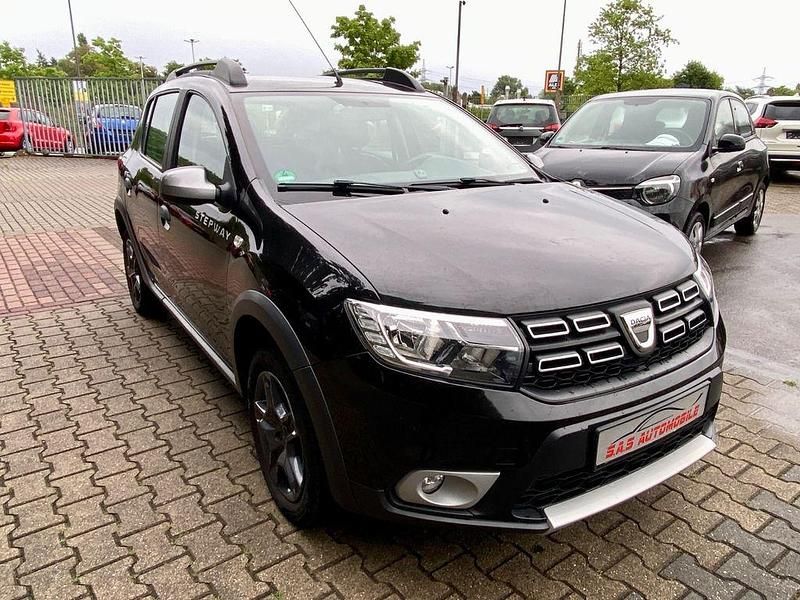 Perlmuttschwarz Gebraucht 2018 Dacia Sandero Celebration Kleinwagen | 8.999 € (Fairer Preis) - Bild 1/4
