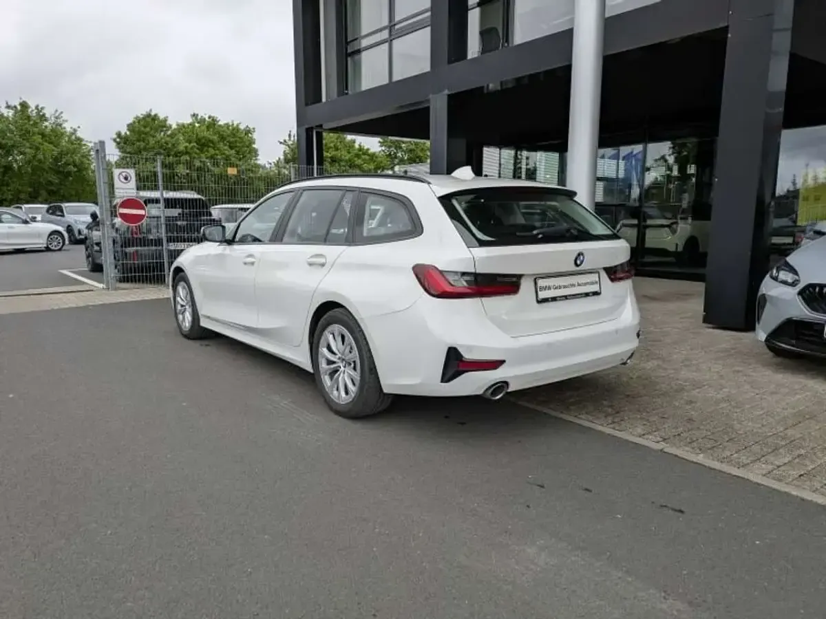 Gebraucht BMW 320 190 PS (139 kW) 2022 Weiß Limousine