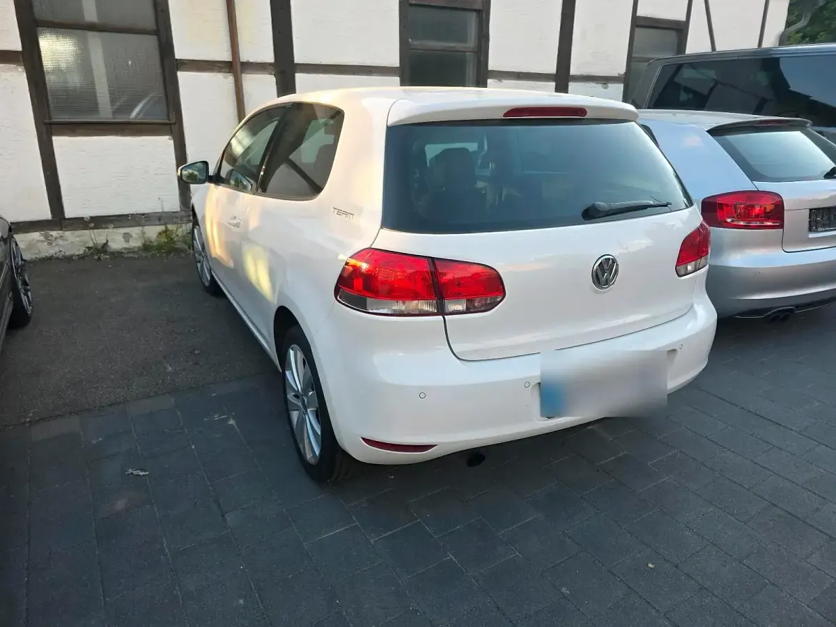 Gebraucht VW Golf VI 105 PS (77 kW) 2010 Weiß Kleinwagen