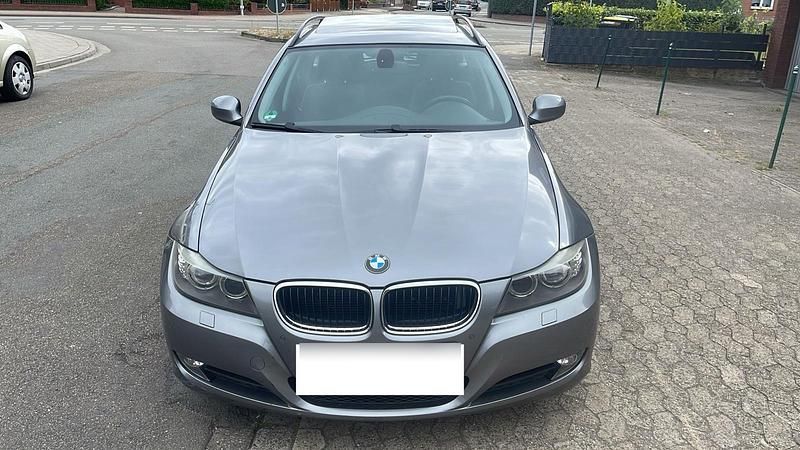 Grau Gebraucht 2009 BMW 320 Kombi | 6.000 € (Fairer Preis) - Bild 1/4