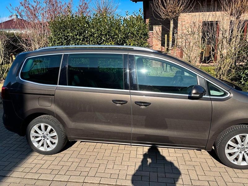 Gebraucht VW Sharan Highline 150 PS (110 kW) 2016 Braun Van / Kleinbus