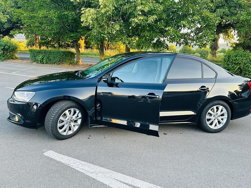 Gebraucht VW Jetta 105 PS (77 kW) 2011 Schwarz Limousine